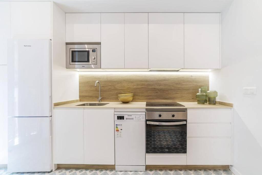 Bs Brand New Triplex Private Terrace Downtown Parking Apartment *